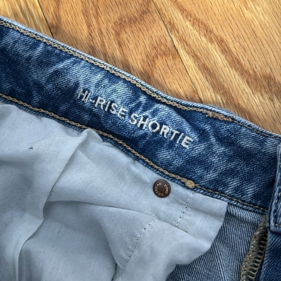 American Eagle Women’s Medium Wash Distressed Hi-Rise Shortie Denim Short Sz 12 - Picture 3 of 6